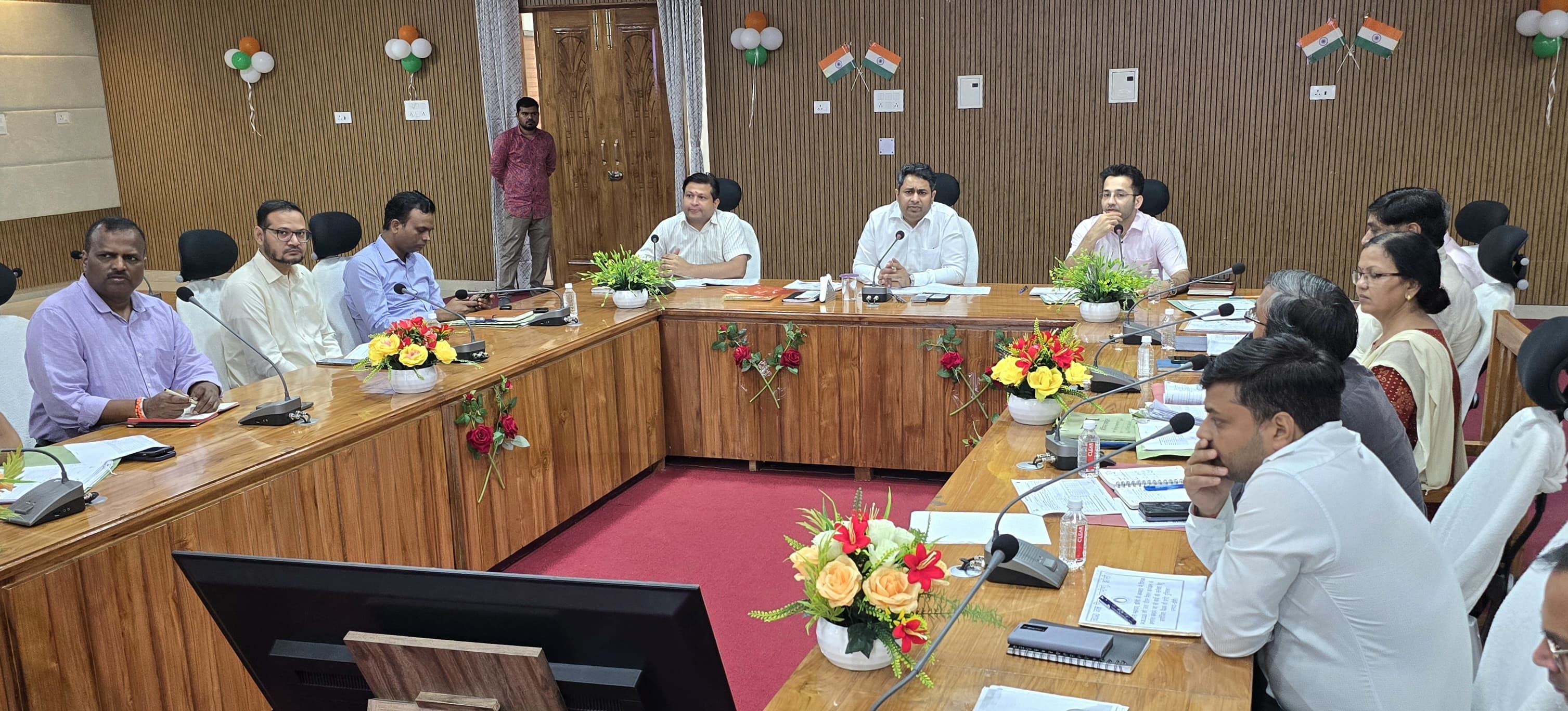 बैठक में अधिकारियों के पेंच कसते जिलाधिकारी