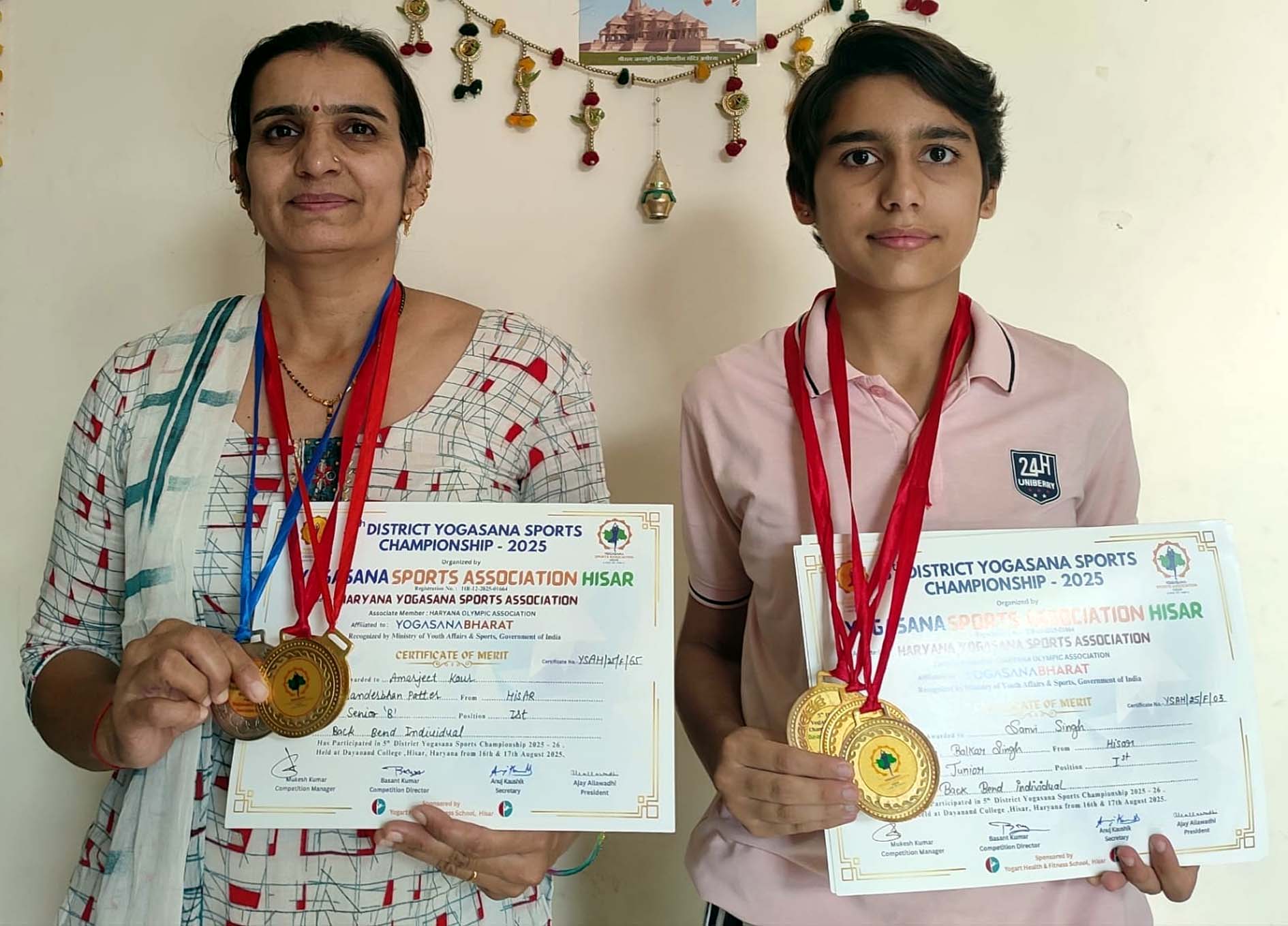 योगासन प्रतियोगिता में परचम लहराने वाली मां-बेटे की जोड़ी।