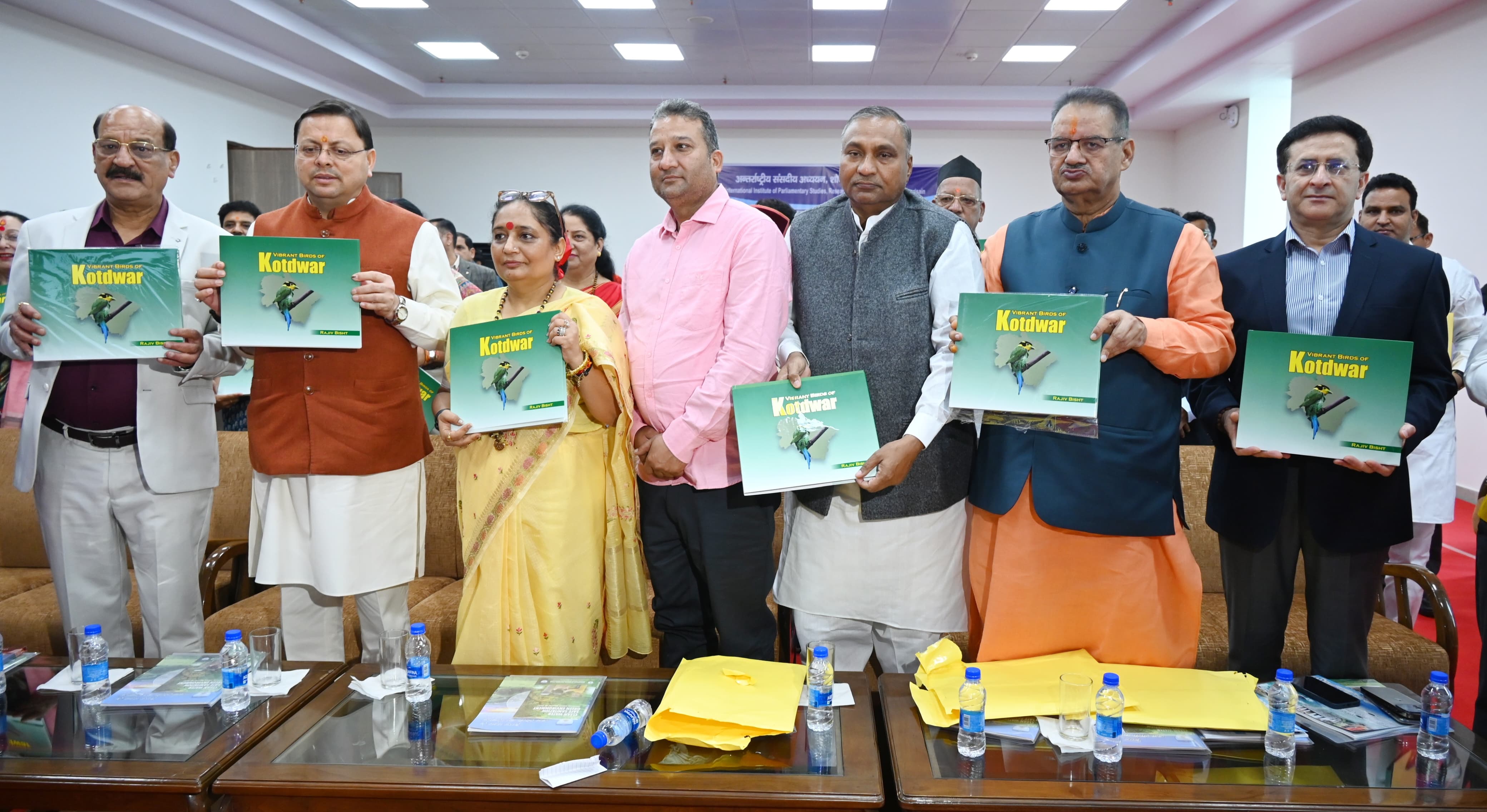 पुस्तक का विमोचन करते मुख्यमंत्री, विधानसभा अध्यक्ष व अन्य।