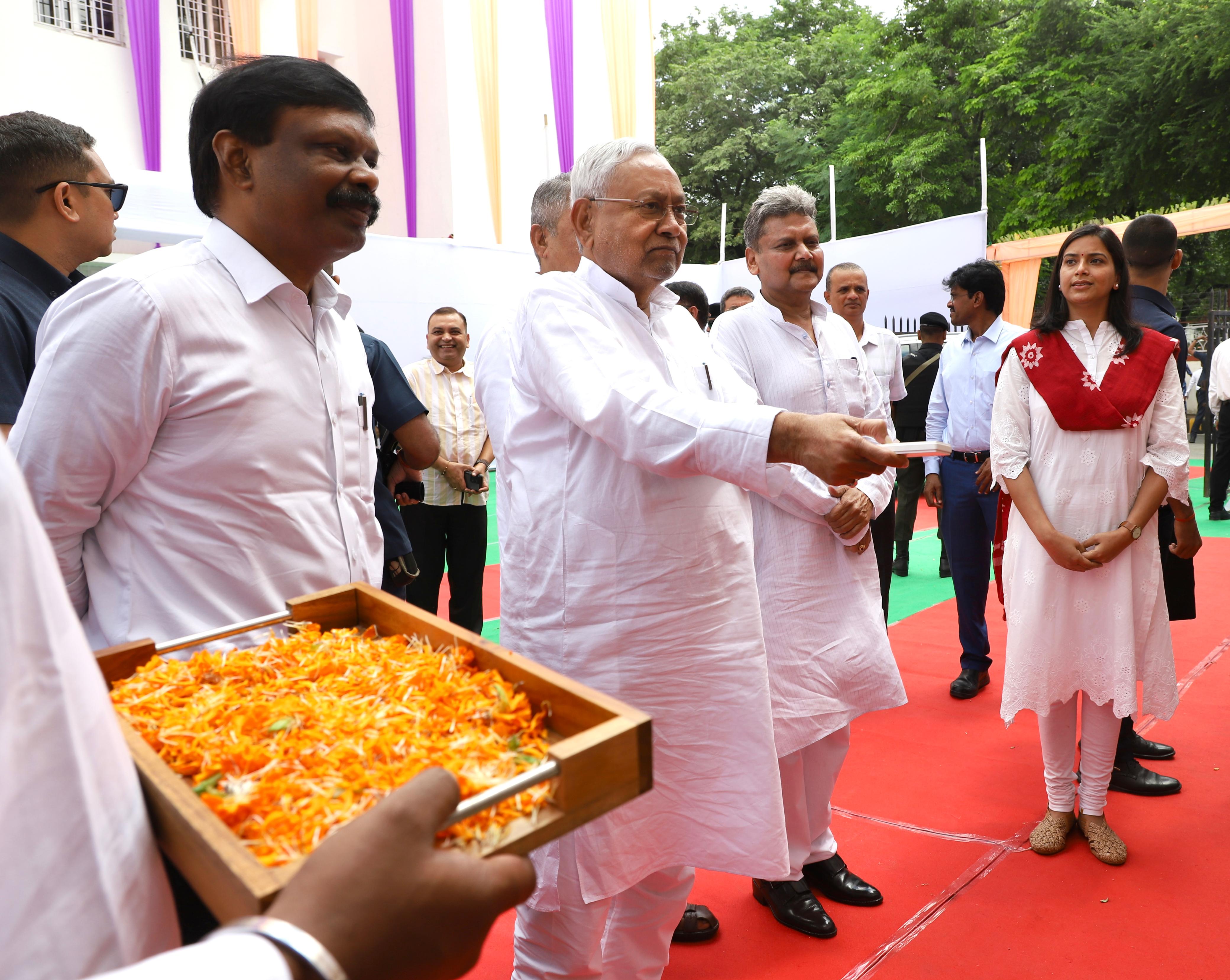 मुख्यमंत्री एलएन मिश्र आर्थिक विकास एवं सामाजिक परिवर्तन संस्थान के एमडीसी एवं बालिका छात्रावास का उद्घाटन करते हुए