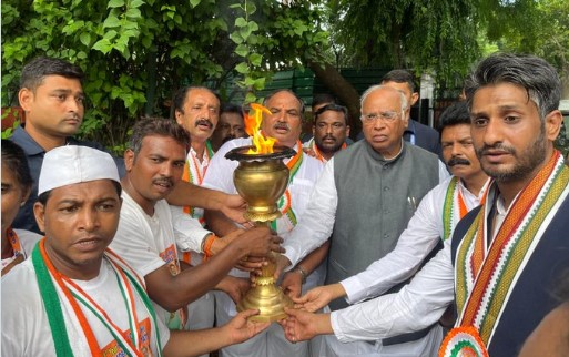 यात्रा ज्योति को रिसीव करते कांग्रेस अध्यक्ष मल्लिकार्जुन खरगे