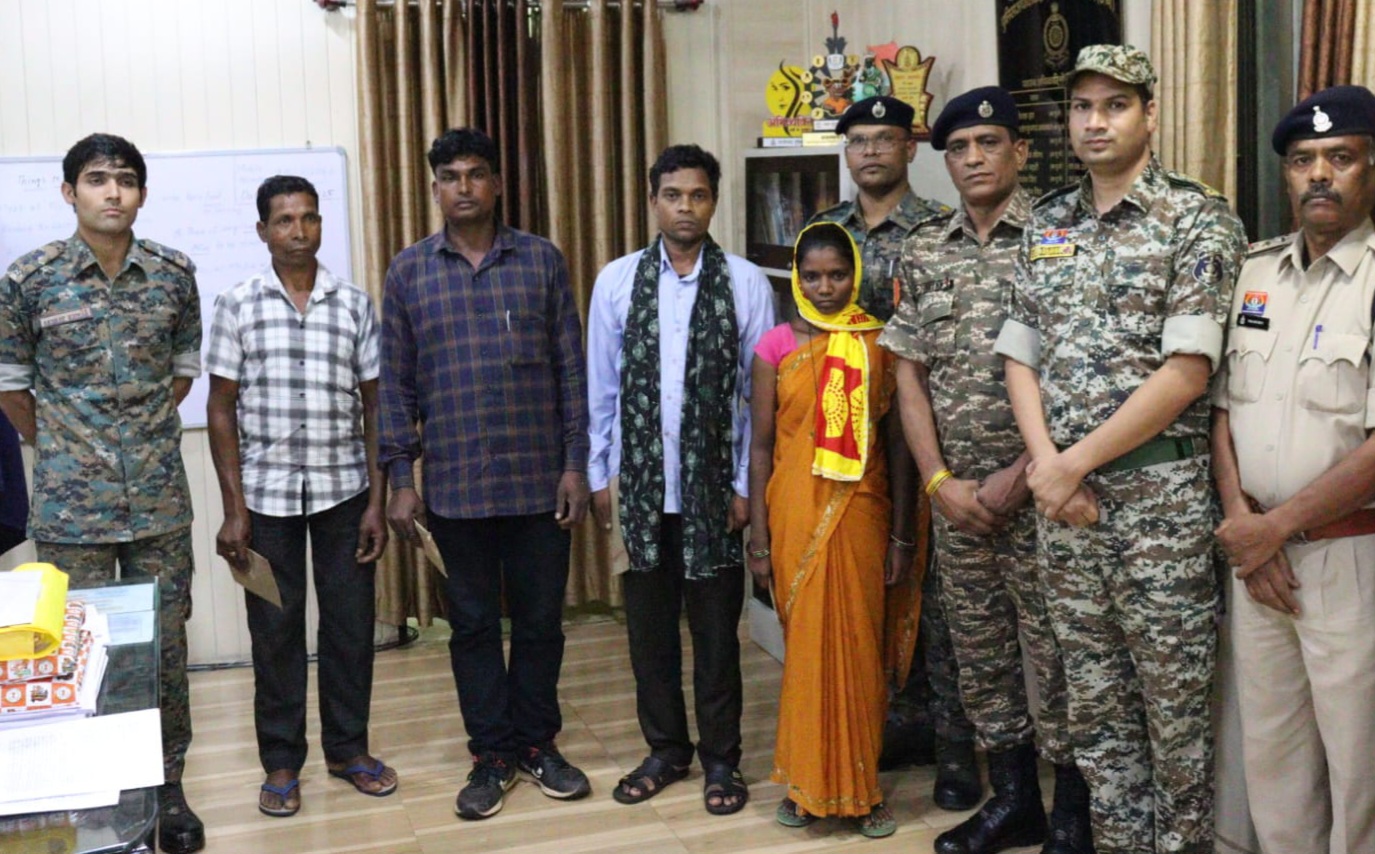 22 लाख के इनामी चार नक्सलियों ने किया आत्मसमर्पण 22 लाख के इनामी चार नक्सलियों ने किया आत्मसमर्पण