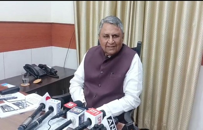 मंत्री विजय चौधरी मीडिया से बात करते