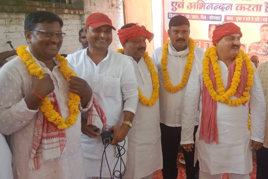 मुख्य अतिथि पूर्व राज्य मंत्री मुन्नी यादव और सन्तोष गोयल