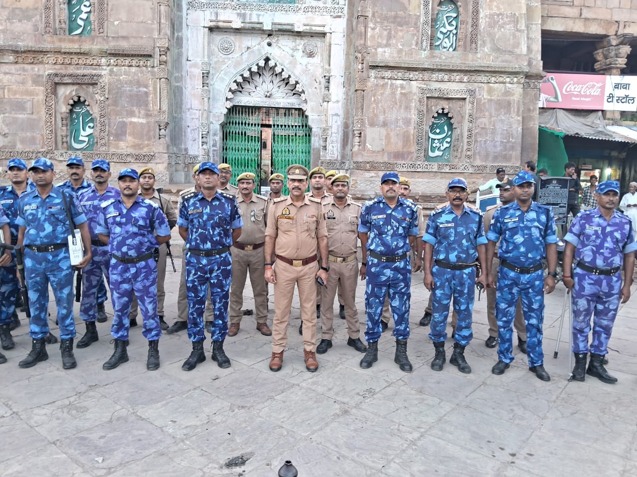 शहर कोतवाल विश्व नाथ प्रताप सिंह के नेतृत्व में विवादित अटाला मस्जिद पर पहुंची टीम