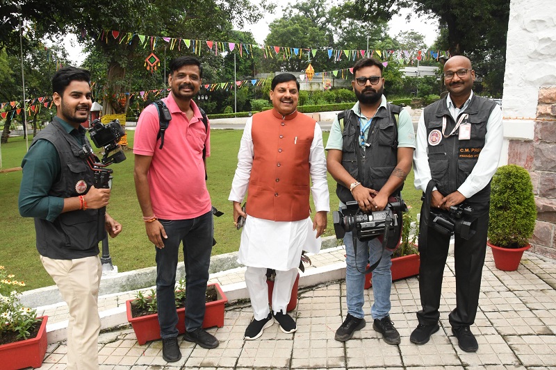 मुख्यमंत्री डॉ. माेहन यादव ने विश्‍व फोटोग्राफी दिवस पर फोटोग्राफरों के साथ खिंचवाई फोटो