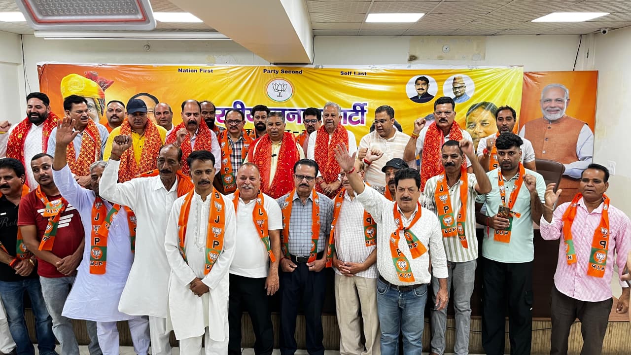 सत शर्मा की उपस्थिति में प्रमुख सेवानिवृत्त अधिकारी और ओबीसी समुदाय के नेता भाजपा में शामिल हुए