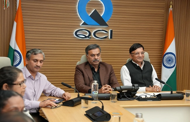 नए मेडिकल एप्लिकेशन पोर्टल लॉन्च करते क्यूसीआई अध्यक्ष और अन्‍य