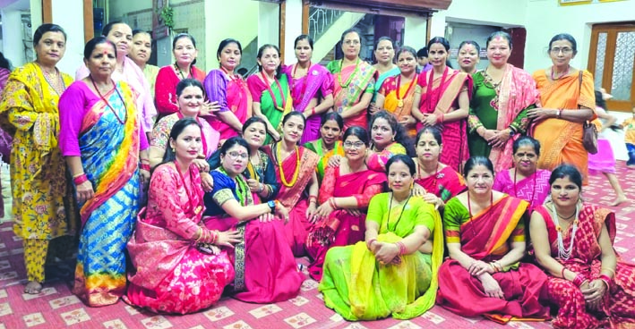 तीज महोत्सव के दौरान महिलाएं तीज महोत्सव के दौरान महिलाएं