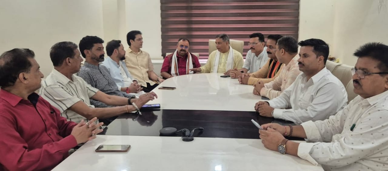 सत शर्मा ने किश्तवाड़ और कठुआ के बादल फटने से प्रभावित इलाकों की ताज़ा स्थिति से अवगत कराया सत शर्मा ने किश्तवाड़ और कठुआ के बादल फटने से प्रभावित इलाकों की ताज़ा स्थिति से अवगत कराया