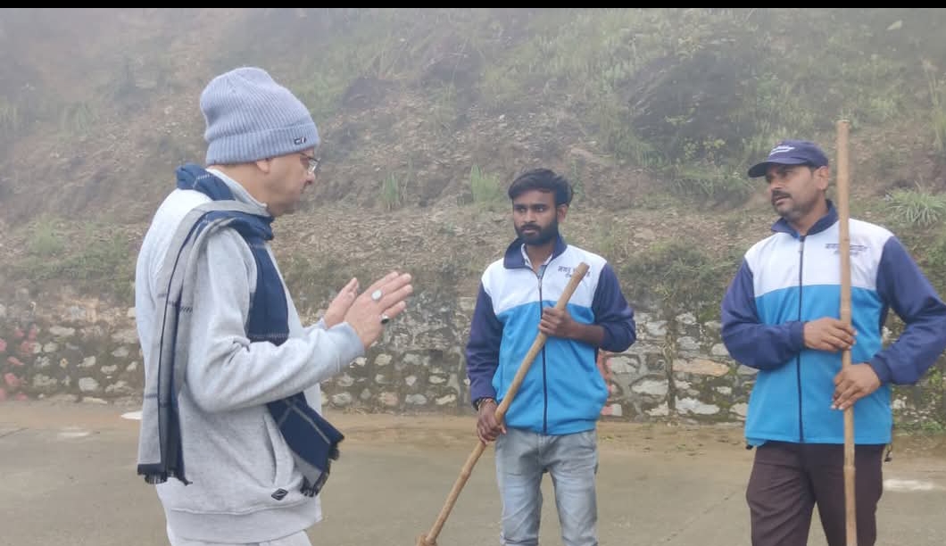 मुख्यमंत्री पुष्कर सिंह धामी  भराड़ीसैंण (गैरसैंण) में  प्रातः काल भ्रमण के दौरान  सफाई कर्मचारियों से भेंट करते।