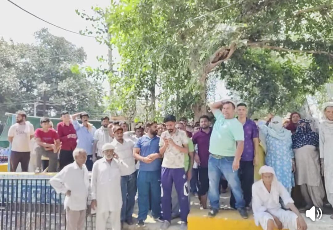 रोष जताते हुए परिजन।