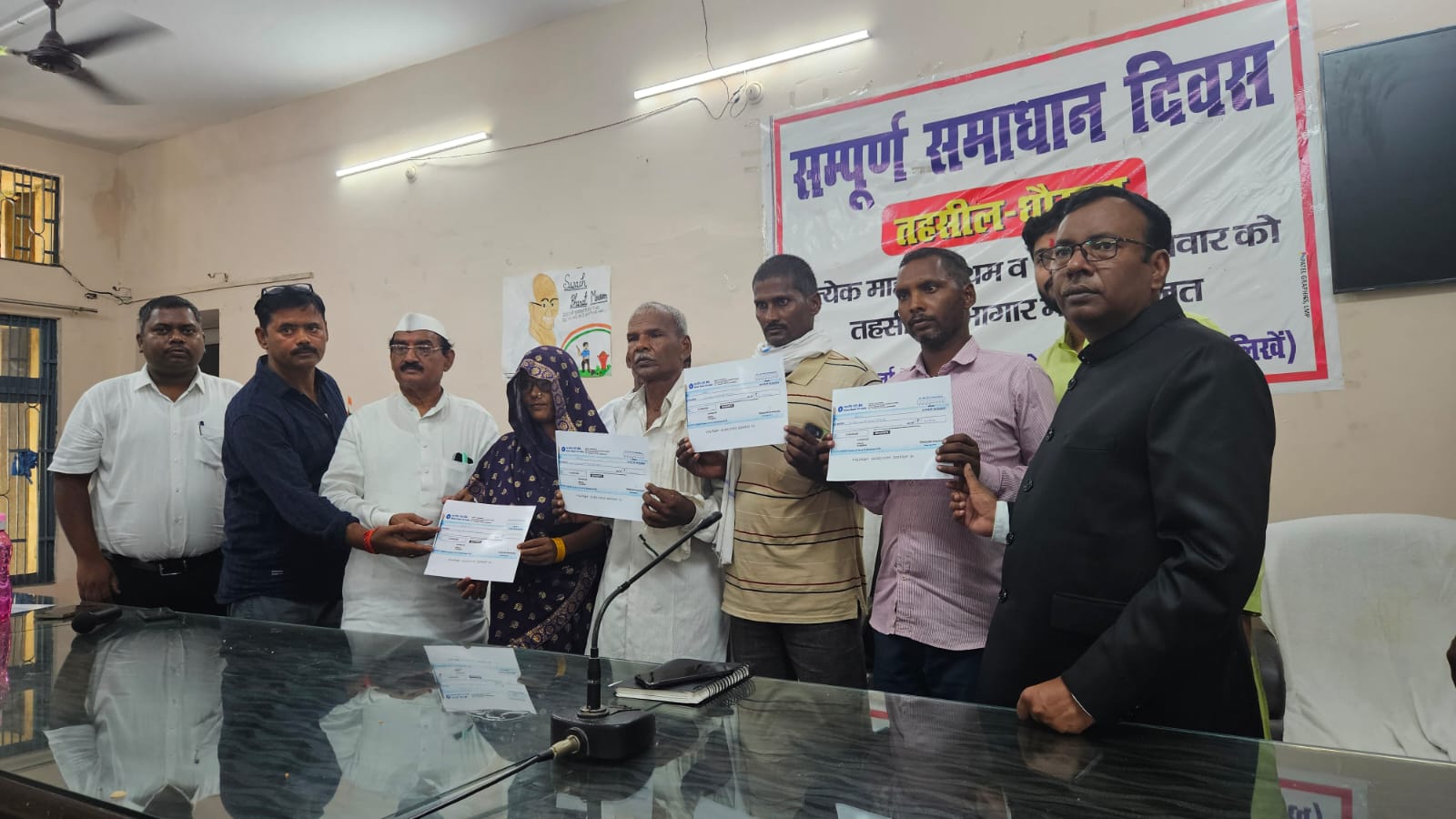 किसनों को राहत चेक वितरित करते धौरहरा विधायक विनोद शंकर अवस्थी