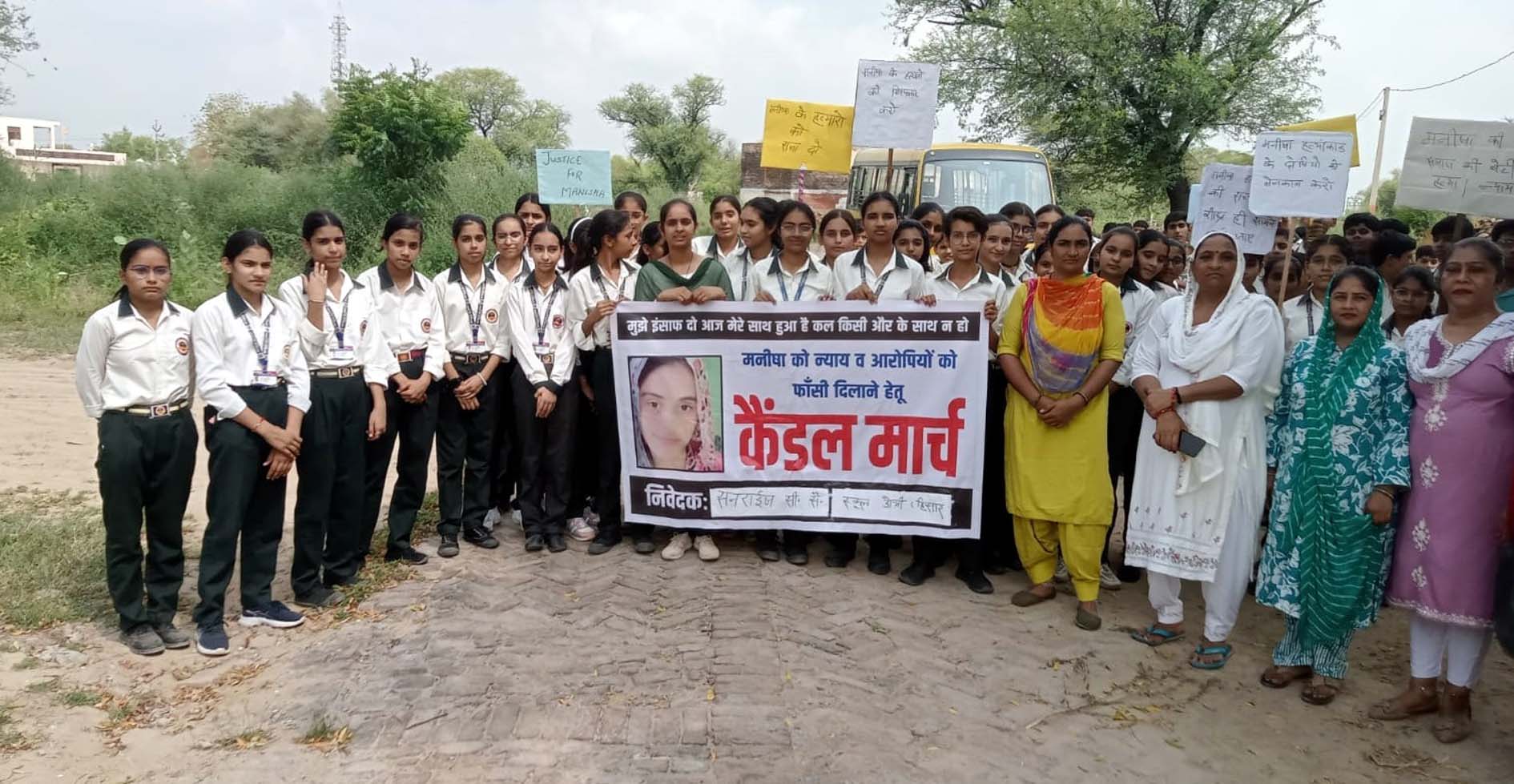 डोभी गांव में रैली निकालते हुए।