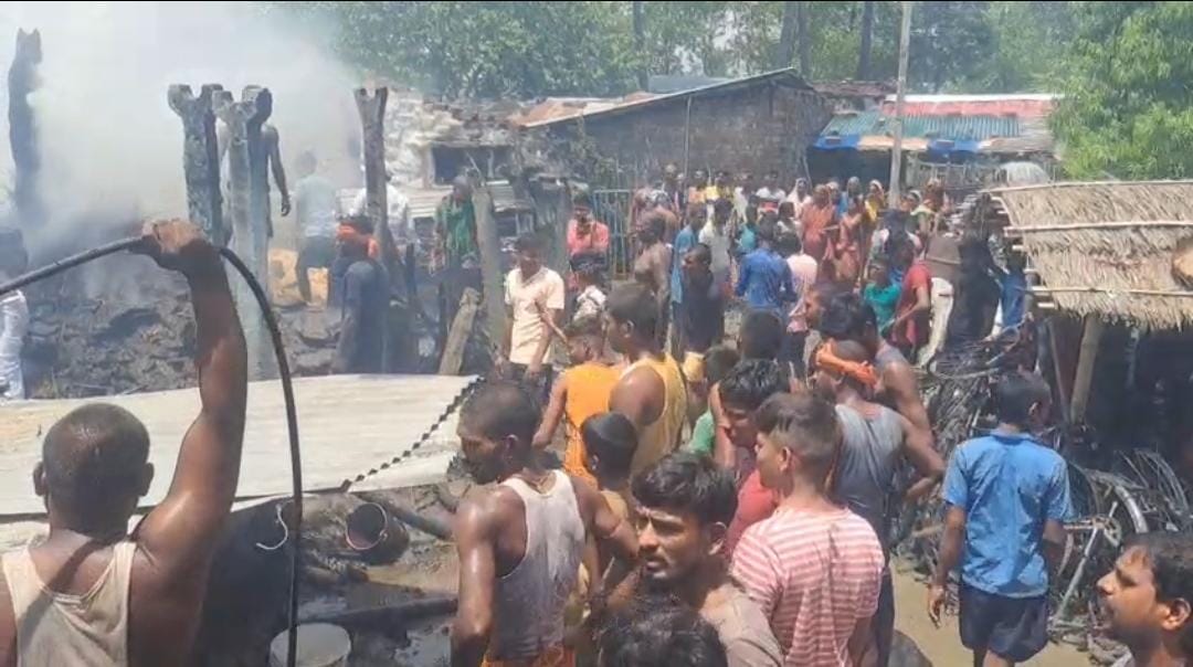 आग बुझाते लोग