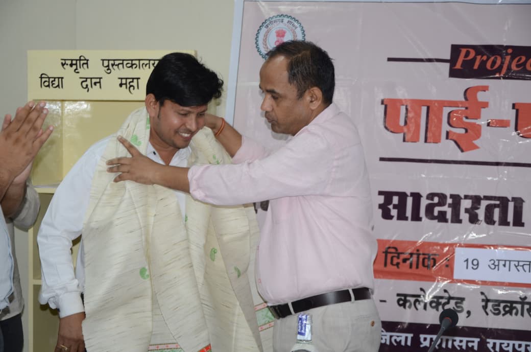 विकास भास्कर को शॉल, प्रेरक पुस्तक व प्रमाणपत्र प्रदान कर सम्मानित करते कलेक्टर डॉ. गौरव सिंह
