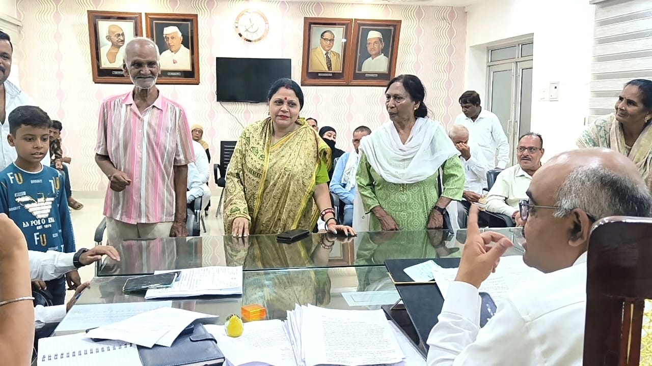 जिलाधिकारी का धन्यवाद करते सुदामा