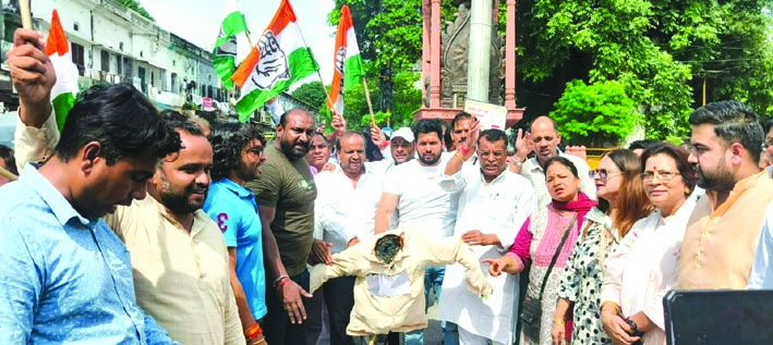 पुतला दहन करते कांग्रेसी