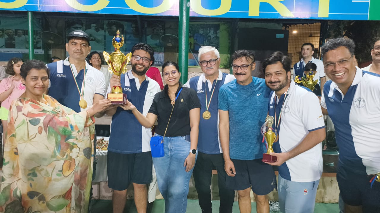 इंडियन मेडिकल एसोसिएशन के तत्वावधान में आयोजित लान टेनिस और बैडमिंटन टूर्नामेंट के समापन पर सम्मानित होते खिलाड़ी।