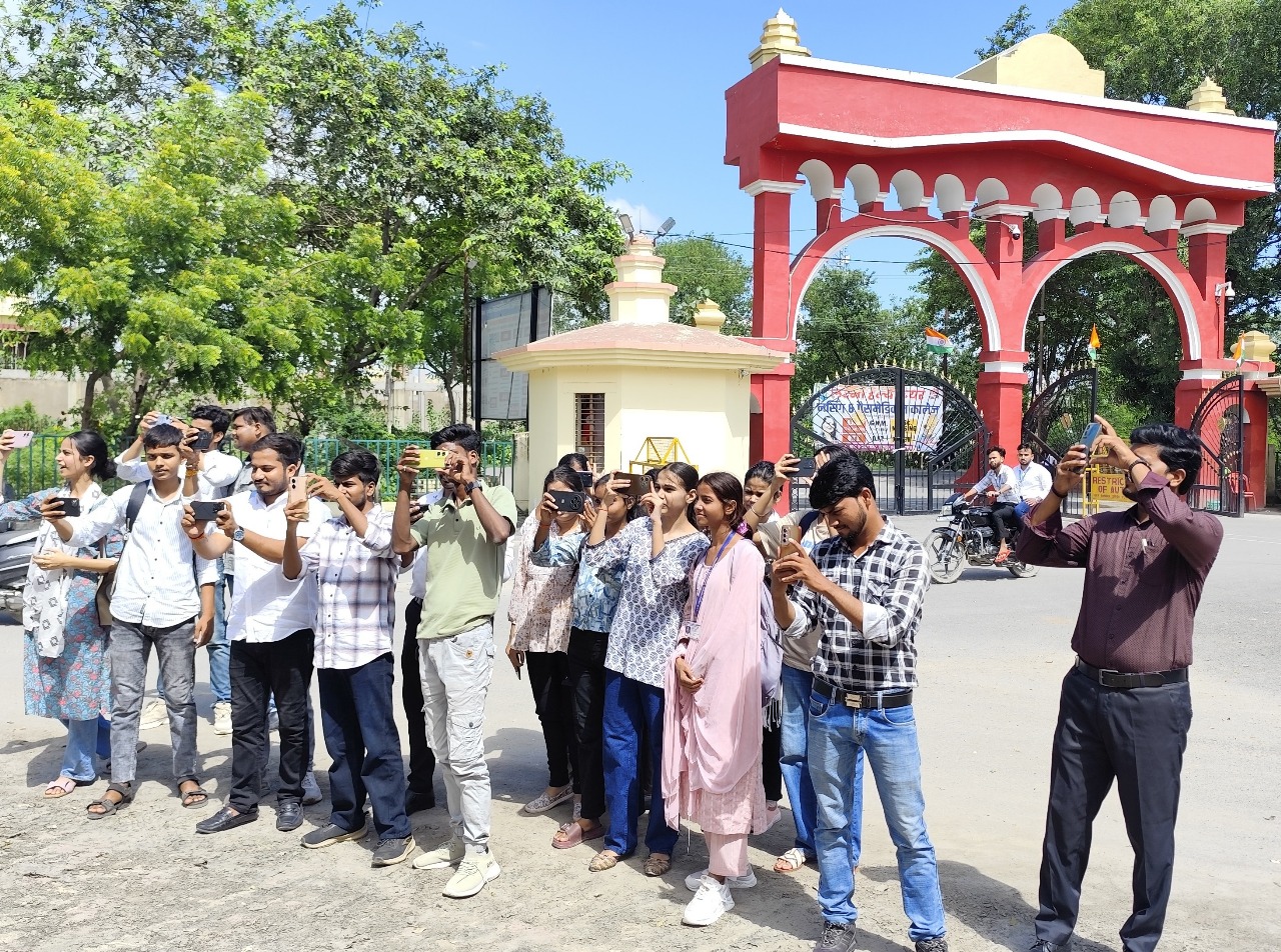 अंतर्राष्ट्रीय फोटो ग्राफी दिवस पर मोबाइल से फोटो खींचते हुए छात्र  छात्राएं