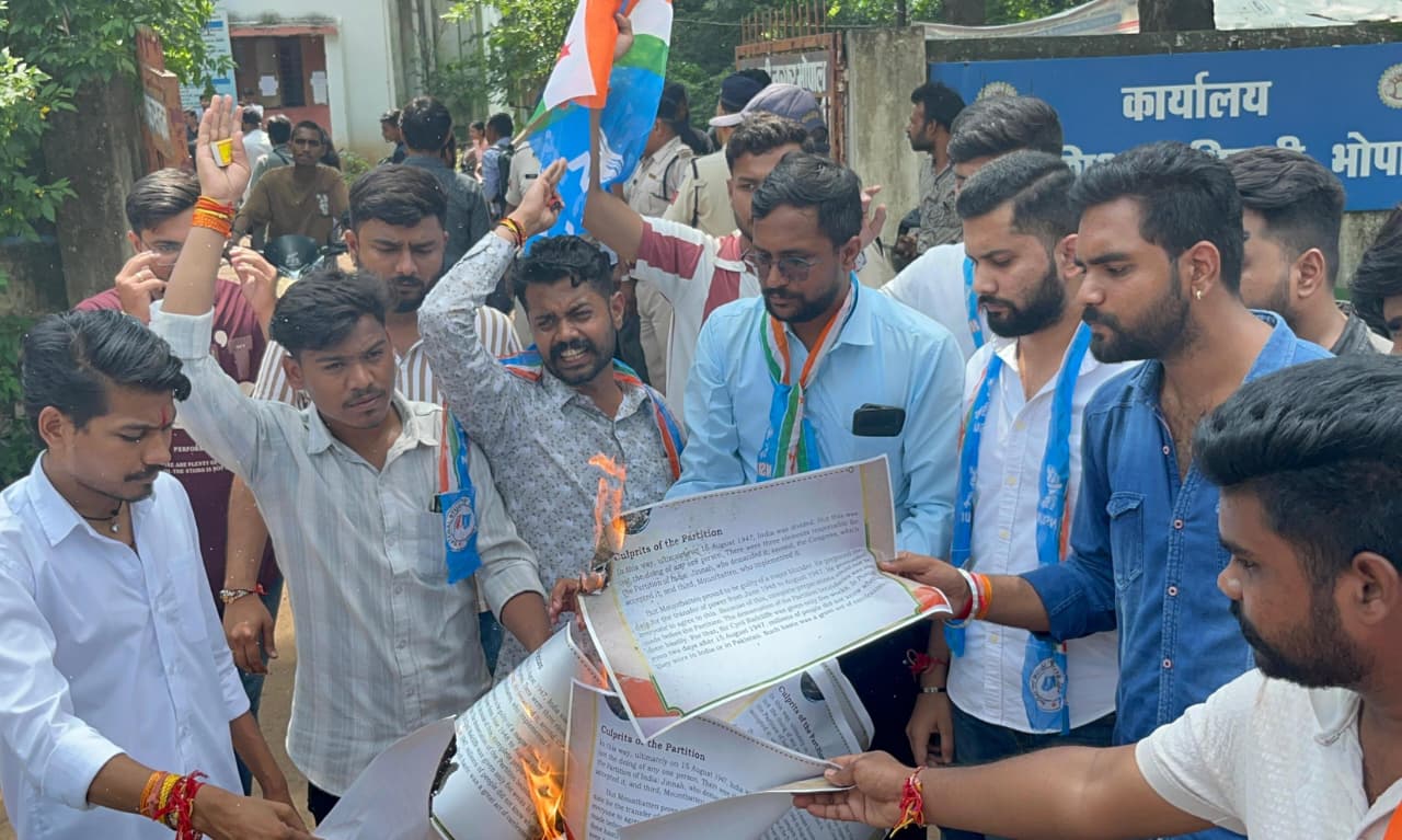 एनएसयूआई ने डीईओ कार्यालय के बाहर एनसीईआरटी मॉड्यूल की प्रतियां जलाईं