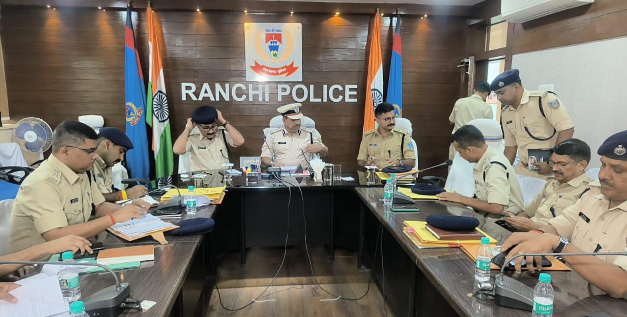 बैठक करते डीआईजी