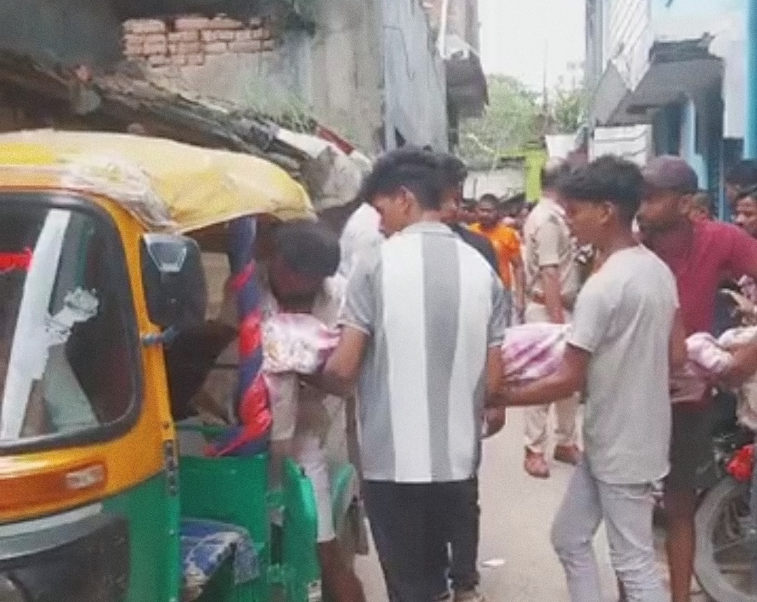 अररिया फोटो:शव को पोस्टमार्टम के लिए ले जाते