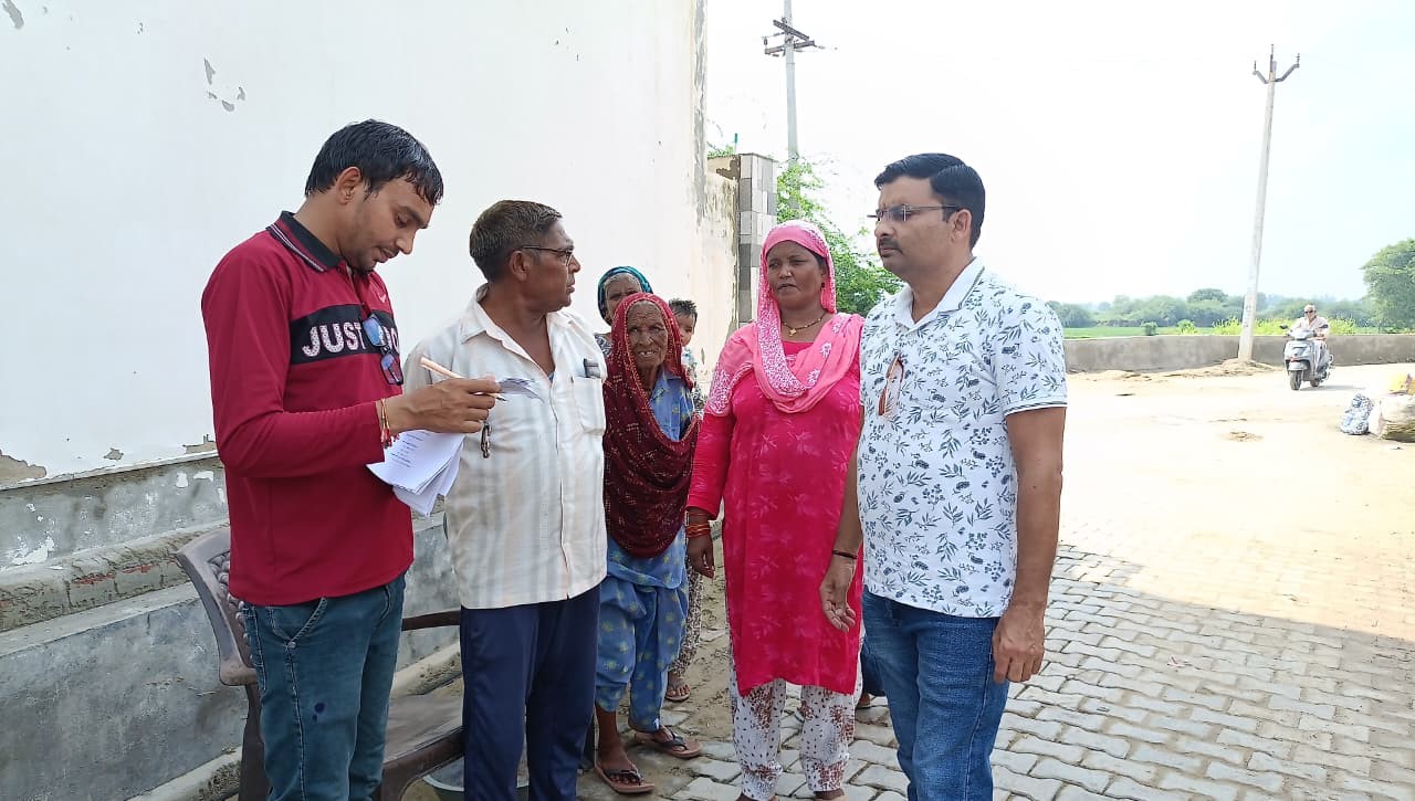 सर्वे करते हुए कर्मचारी।
