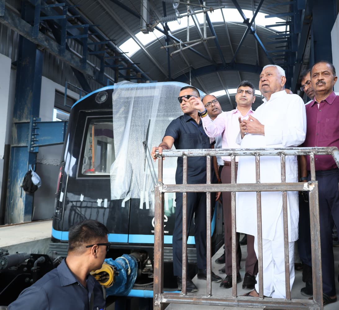 मुख्यमंत्री पटना मेट्रो रेल परियोजना के निर्माण कार्यों की प्रगति का जायजा लेते हुए