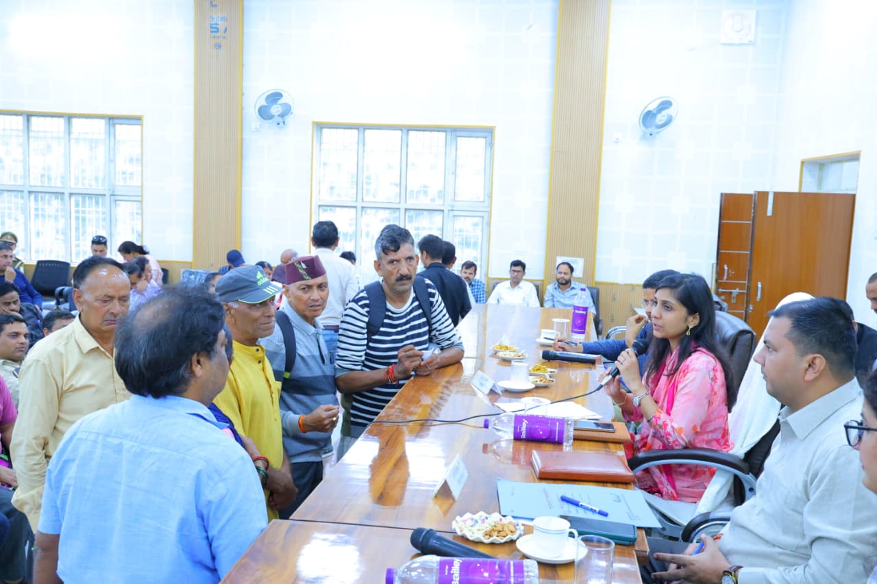 एकेश्वर में तहसील दिवस पर शिकायतों का निस्तारण करती डीएम