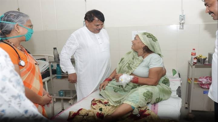 ग्वालियरः ऊर्जा मंत्री तोमर ने किया सिविल अस्पताल हजीरा का औचक निरीक्षण