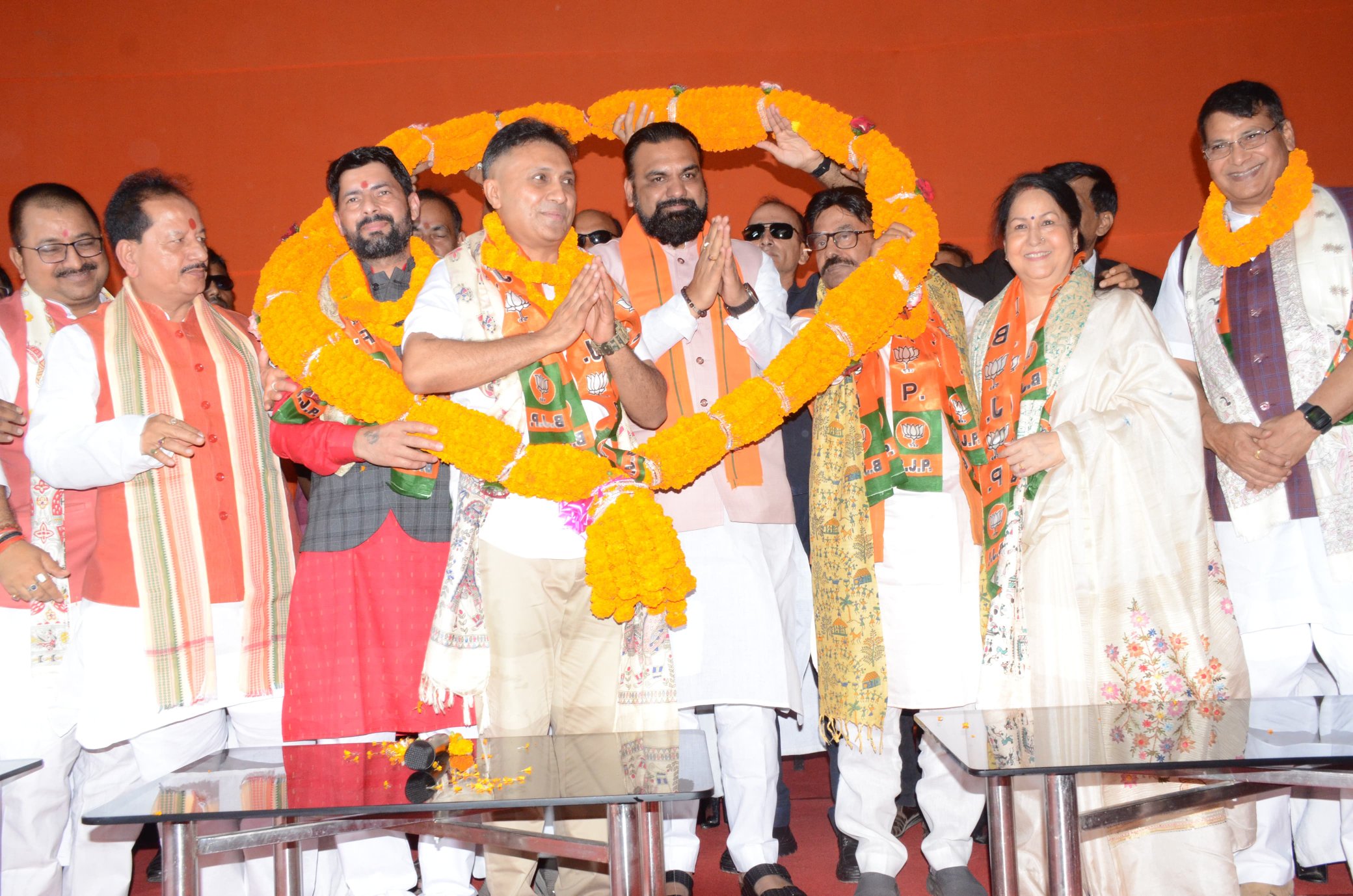 प्रदेश भाजपा कार्यालय में शामिल हुए नेताओं का स्वागत करते सम्राट चौधरी और विजय सिन्हा प्रदेश भाजपा कार्यालय में शामिल हुए नेताओं का स्वागत करते सम्राट चौधरी और विजय सिन्हा
