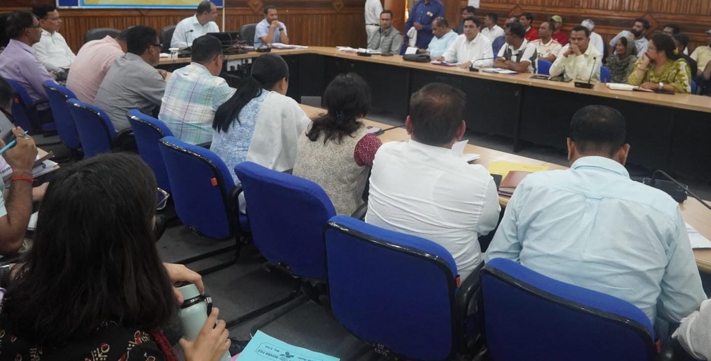 बर्ड फ्लू की रोकथाम के लिए समीक्षा बैठ के करते जिलाधिकारी