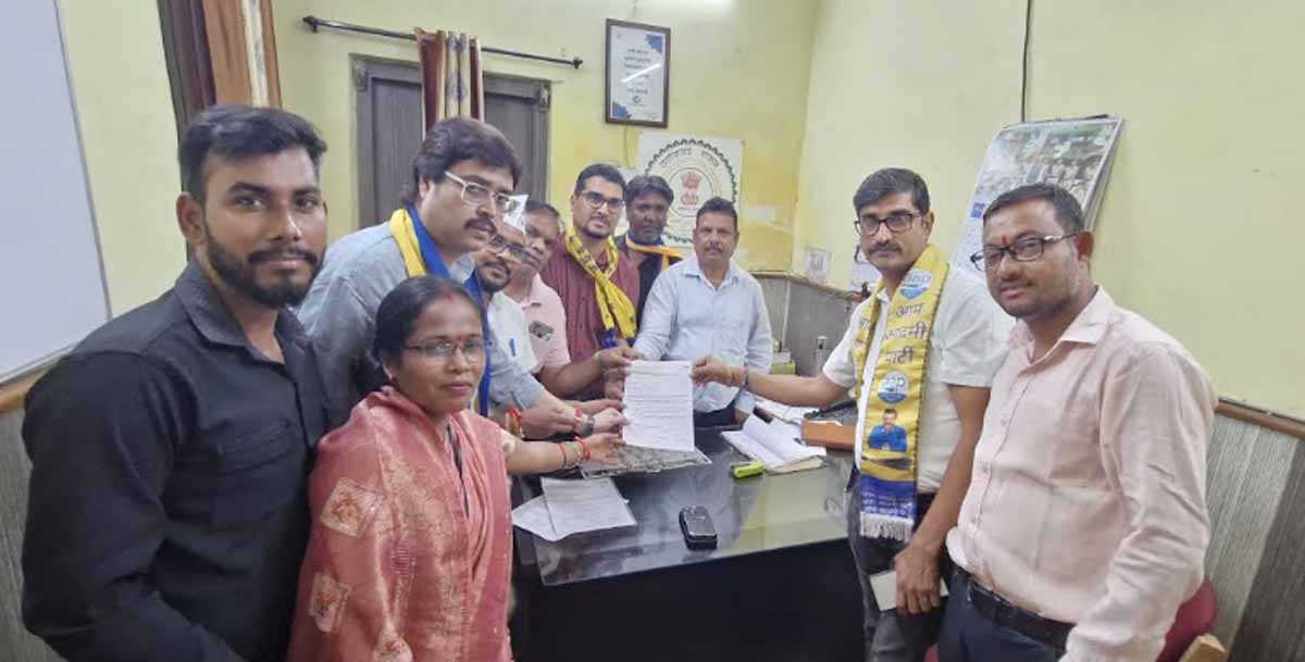 आम आदमी पार्टी के सदस्याे द्वारा कलेक्टर को ज्ञापन देते