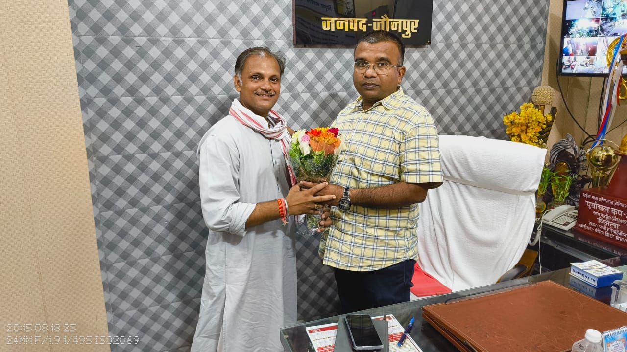 फिल्म बनाने वाले शिक्षक को सम्मानित करते हुए बीएसए डॉ गोरख नाथ पटेल