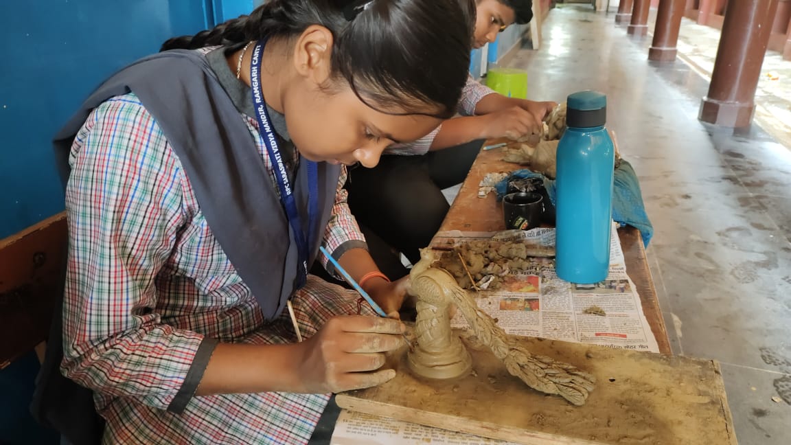कला का प्रदर्शन करती छात्रा