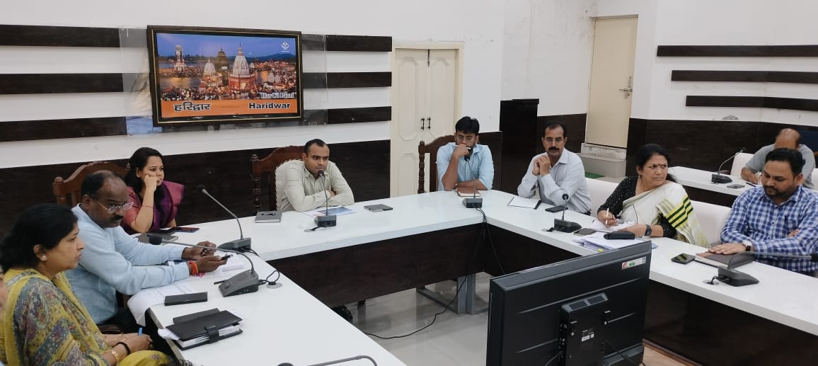 जिला अधिकारी बैठक लेते हुए