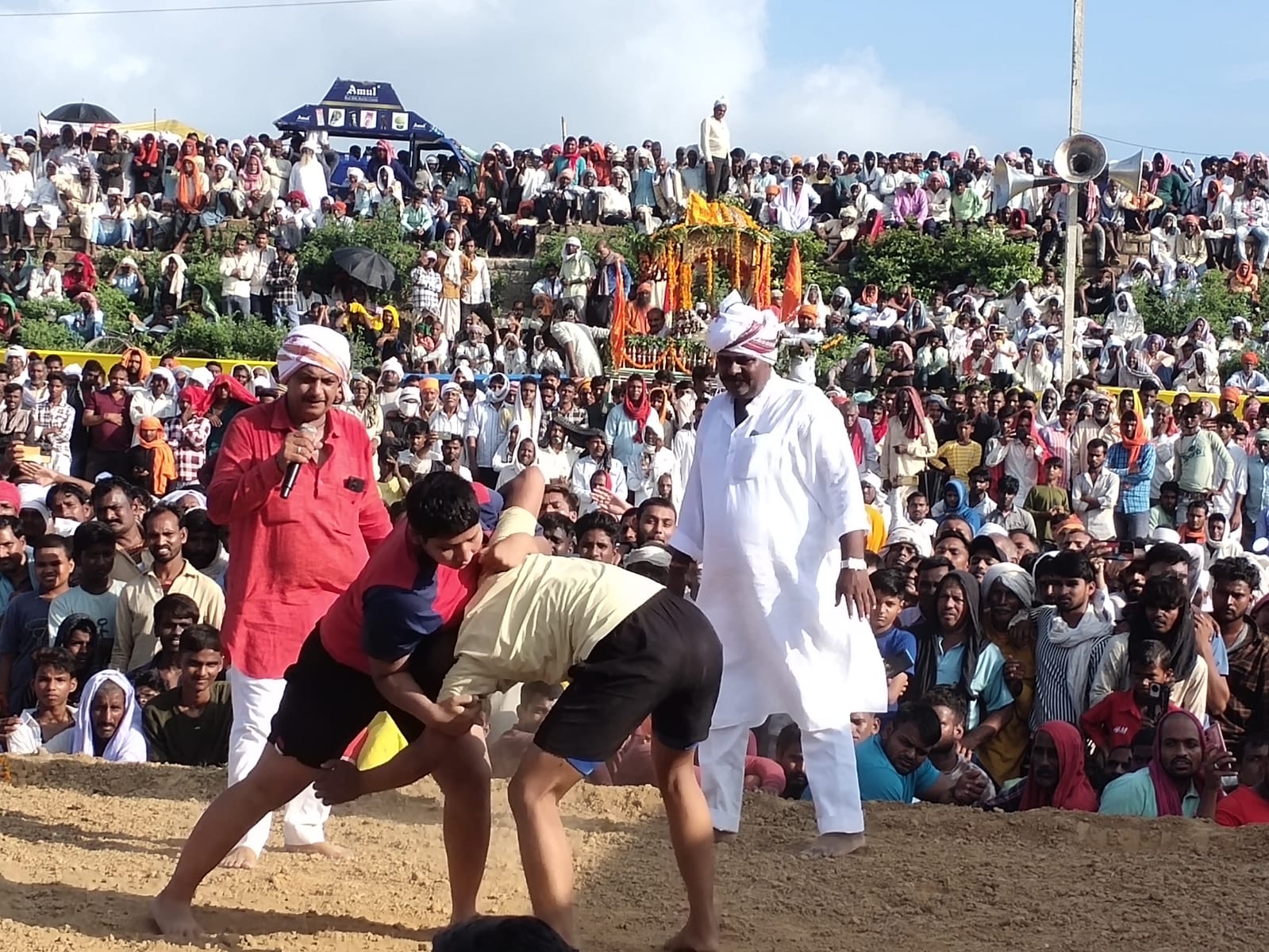 ठाकुर जी मेंले में दाव आजमाते पहलवान।