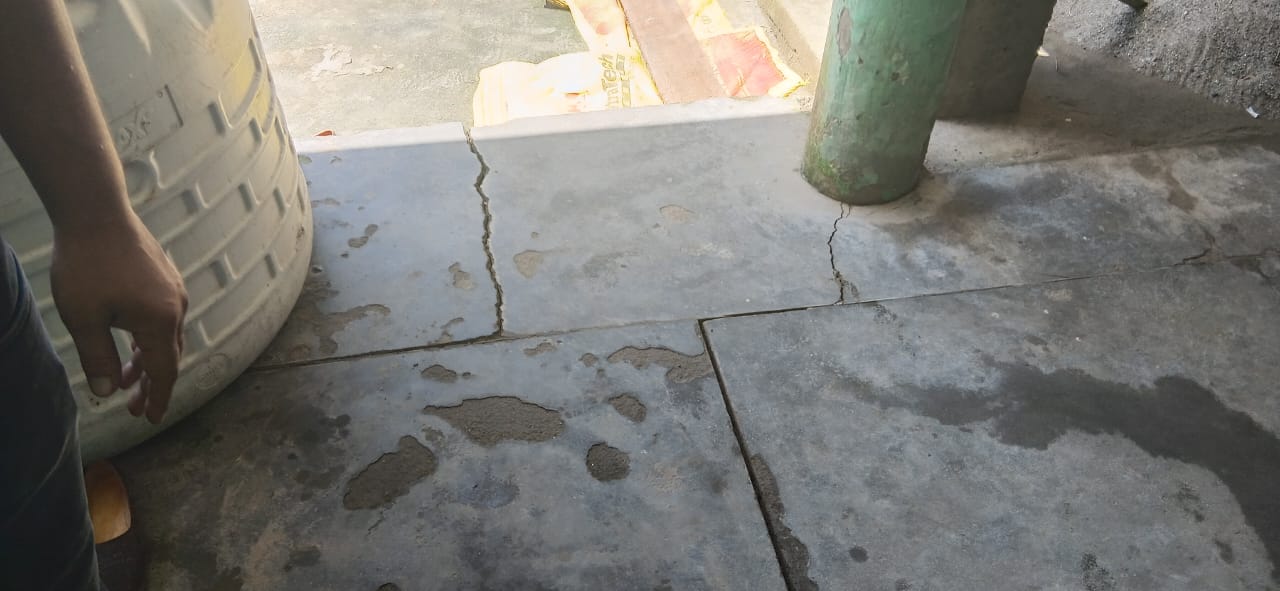 घर के अंदर , आंगन व गौशाला में पड़ी दरारें।