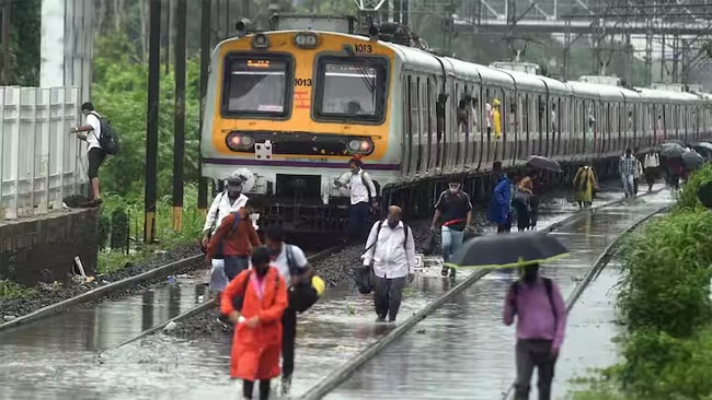 फोटो: भारी बारिश से दादर में रेलवे पटरी जलमग्र