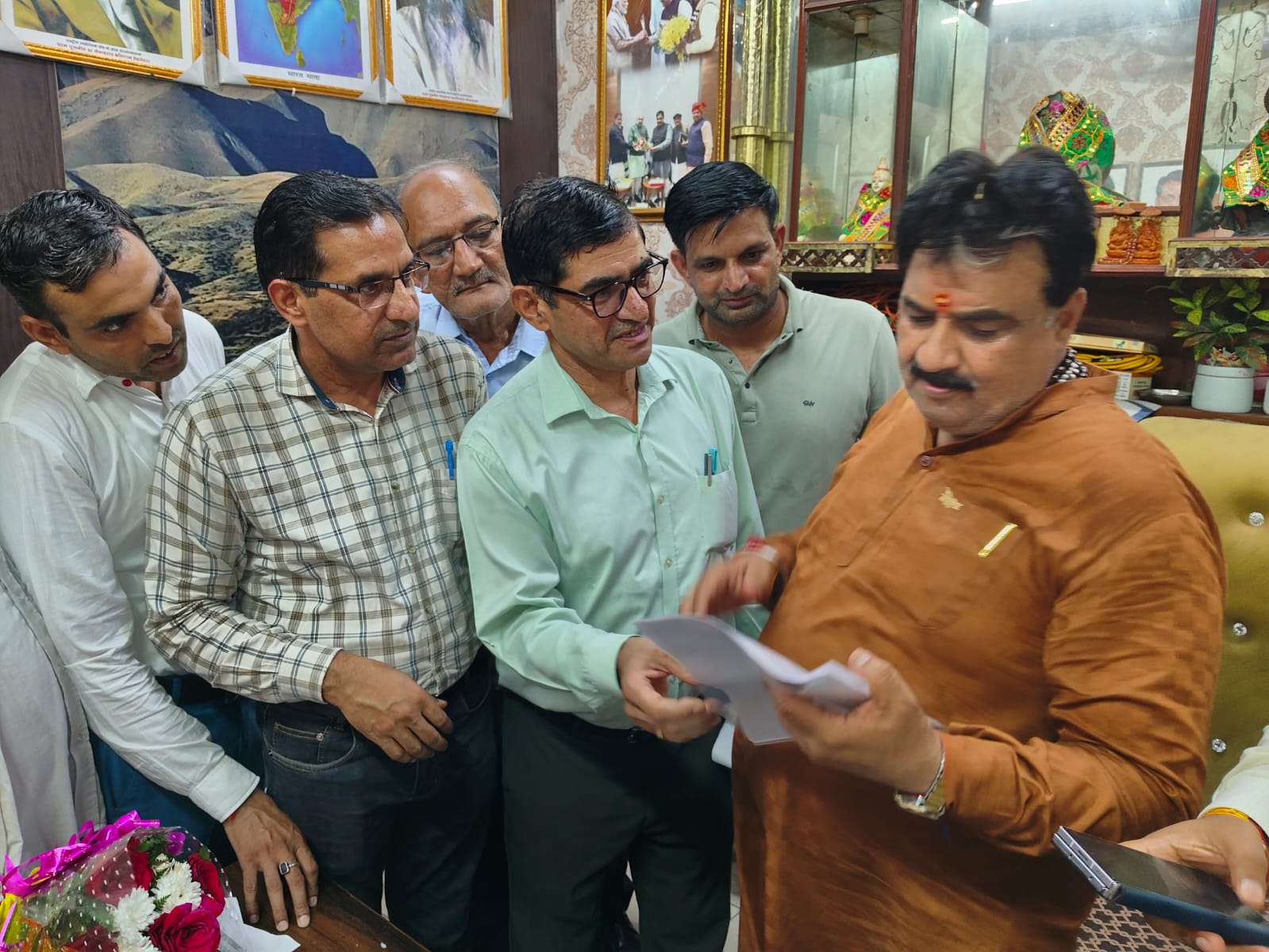 डिप्टी स्पीकर को ज्ञापन सौंपते कमेटी सदस्य।