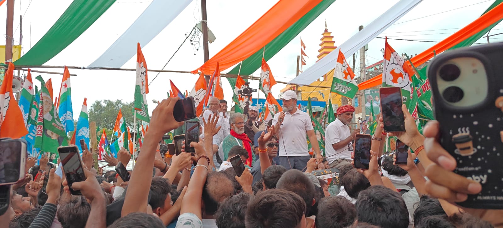 सम्बोधित करते राहुल