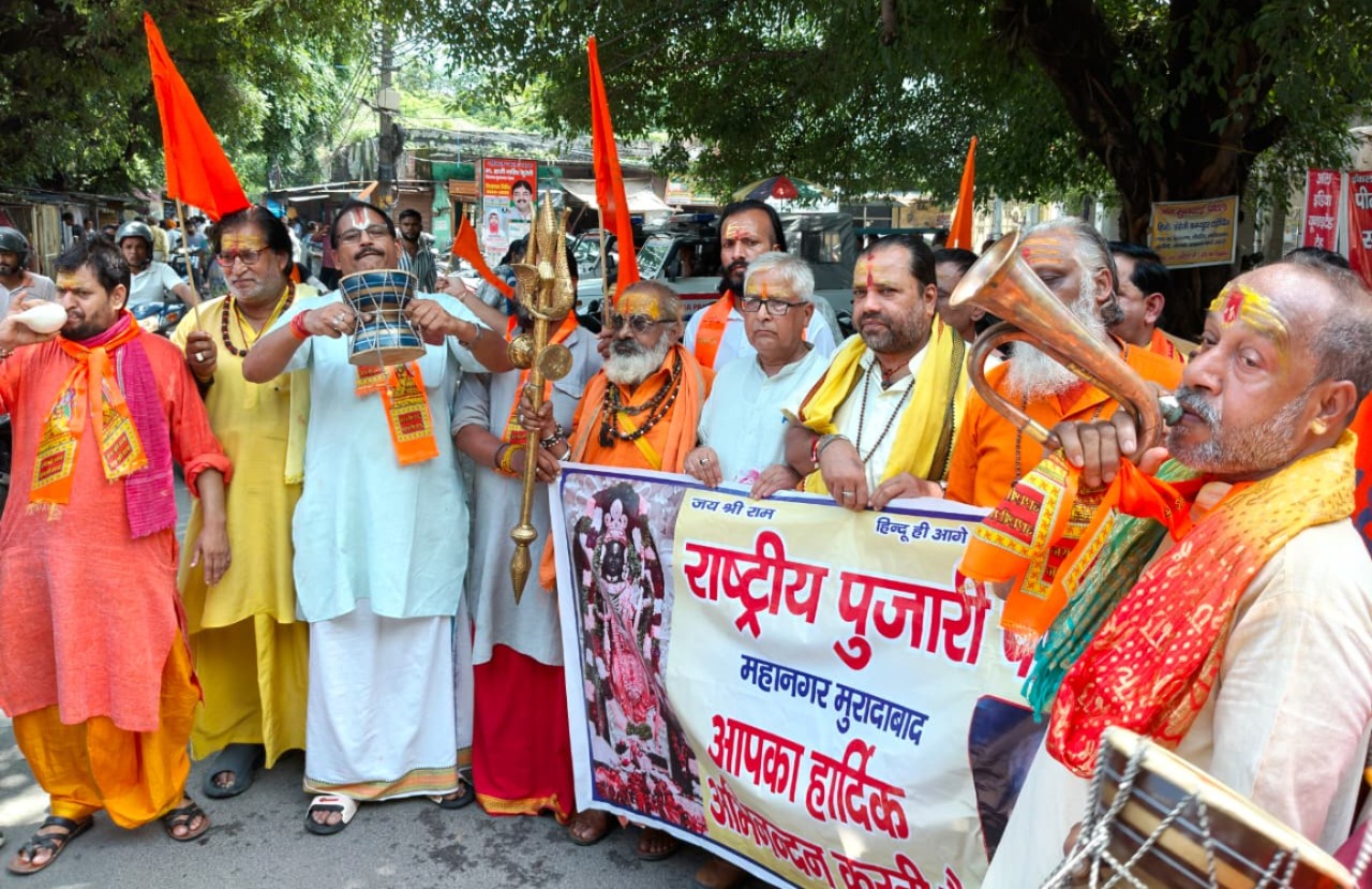 राष्ट्रीय पुजारी परिषद के पदाधिकारी कलेक्ट्रेट में प्रदर्शन  करते हुए।