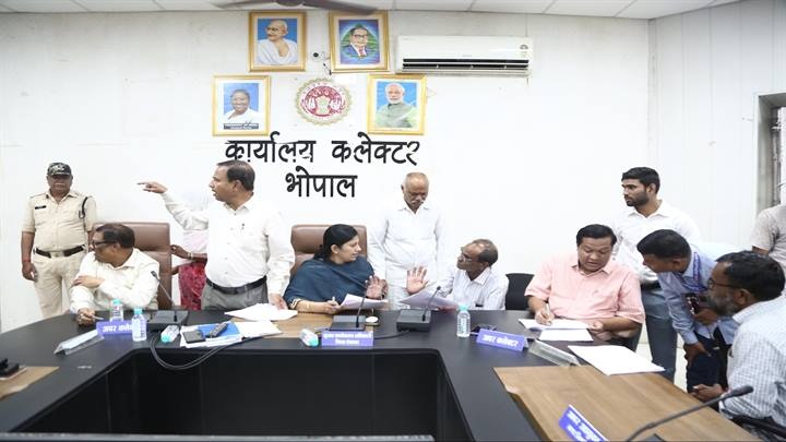 भोपालः जनसुनवाई में अधिकारियों ने सुनी आवेदकों की समस्याएं