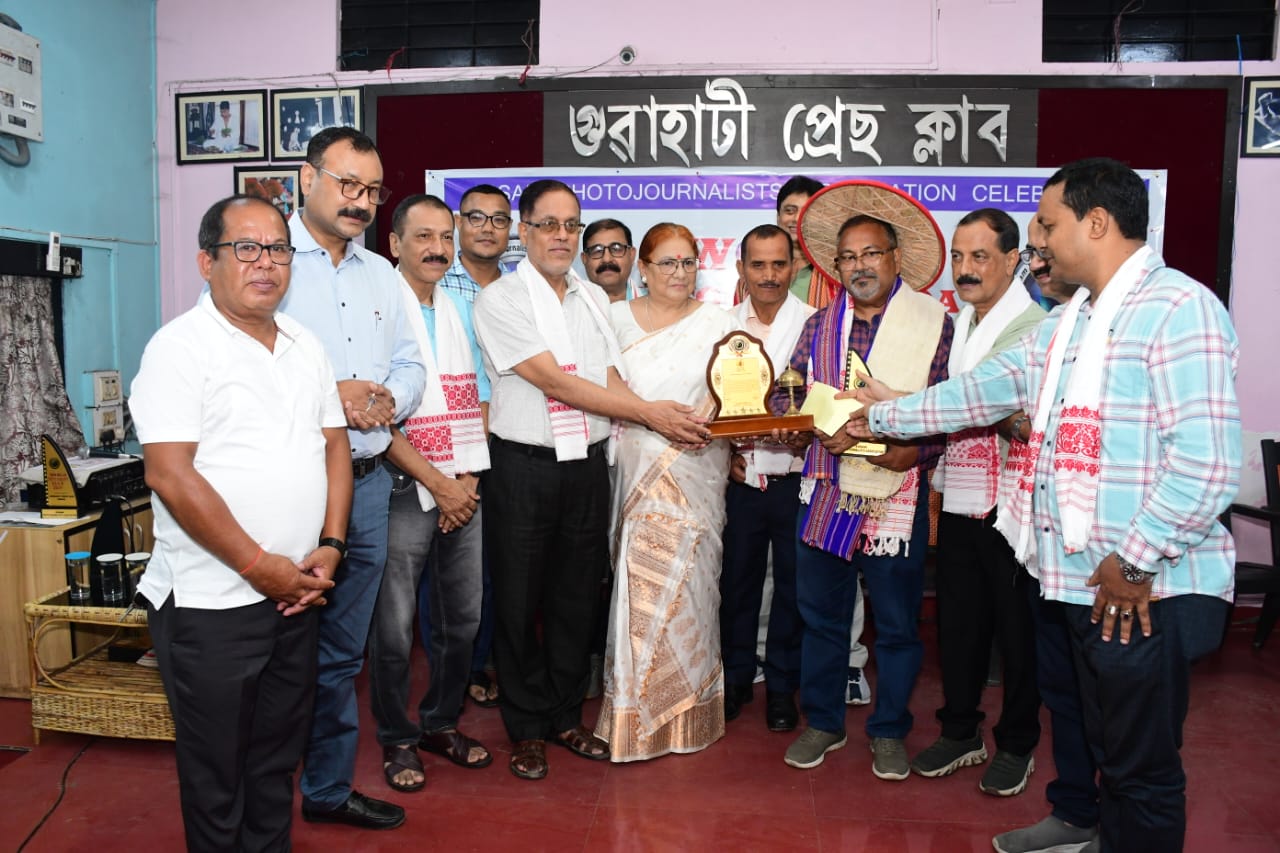 विश्व फोटोग्राफी दिवस पर समीर कर को सम्मानित किए जाने की तस्वीर।