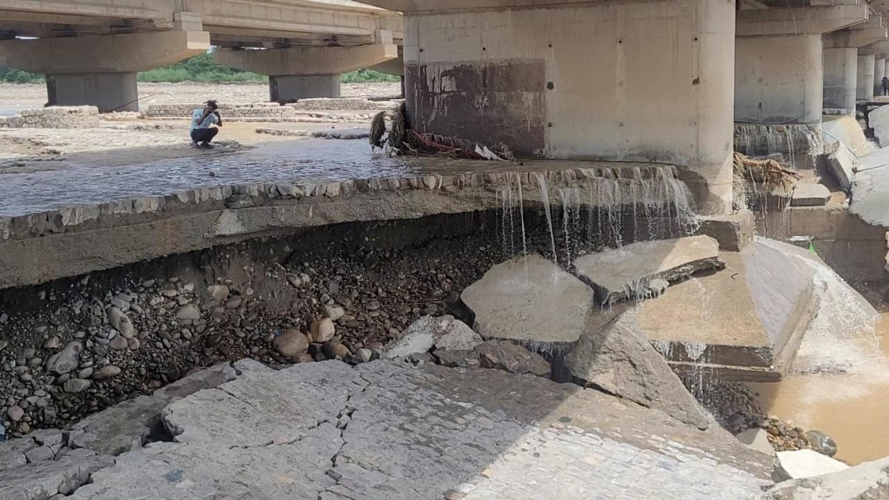 A part of Sahar Khad bridge on Jammu-Pathankot National Highway damaged, vehicular movement affected A part of Sahar Khad bridge on Jammu-Pathankot National Highway damaged, vehicular movement affected