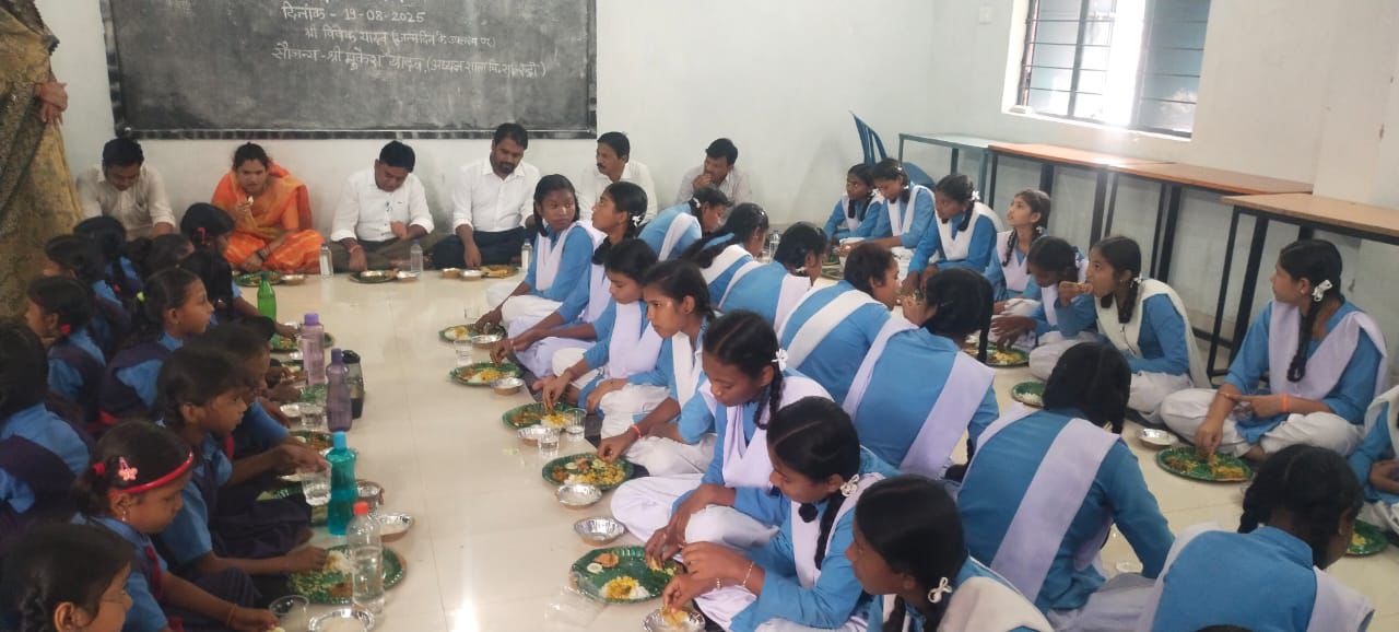 शासकीय उमावि रुद्री में विद्यार्थियों के साथ भोजन ग्रहण करते हुए कलेक्टर अबिनाश मिश्रा।