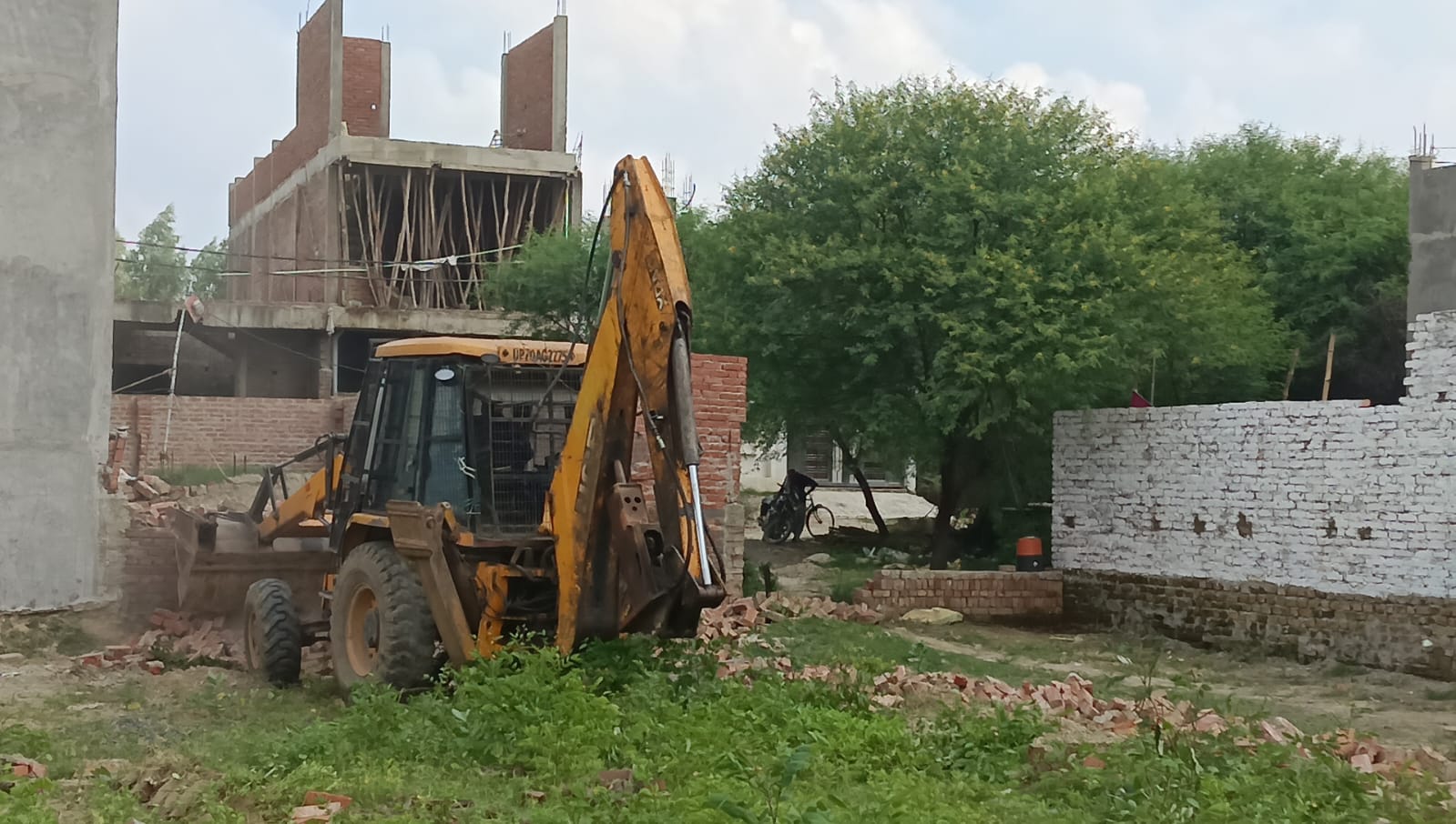 पीडीए द्वारा अवैध प्लाटिंग को ध्वस्त करते हुए जेसीबी मशीन का छाया चित्र पीडीए द्वारा अवैध प्लाटिंग को ध्वस्त करते हुए जेसीबी मशीन का छाया चित्र