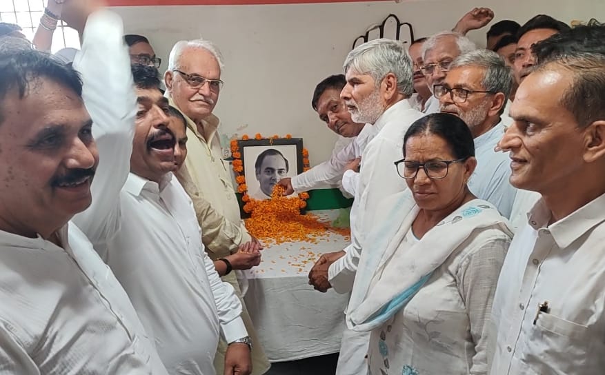 फोटो कैप्शन 20आरटीके1ः सूचना क्रांति के जनक पूर्व प्रधानमंत्री स्व. राजीव गांधी के चित्र पर पुष्प अर्पित करते कांग्रेस पदाधिकारी। निस ------- फोटो कैप्शन 20आरटीके1ः सूचना क्रांति के जनक पूर्व प्रधानमंत्री स्व. राजीव गांधी के चित्र पर पुष्प अर्पित करते कांग्रेस पदाधिकारी। निस -------