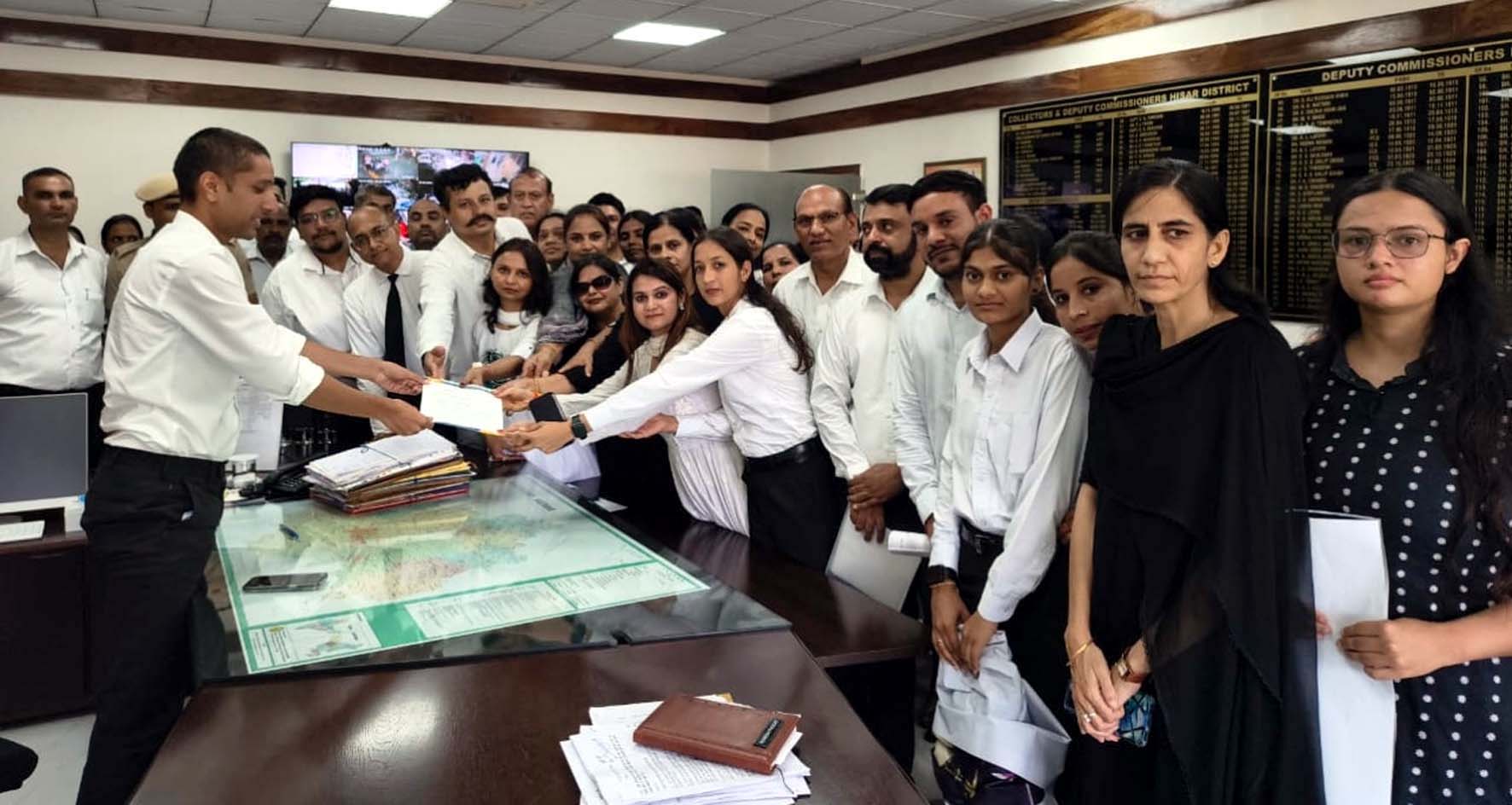 उपायुक्त को ज्ञापन सौंपते बार एसोसिएशन के पदाधिकारी व सदस्य।